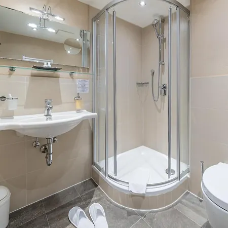 Madeleine מלון אוברגורגל